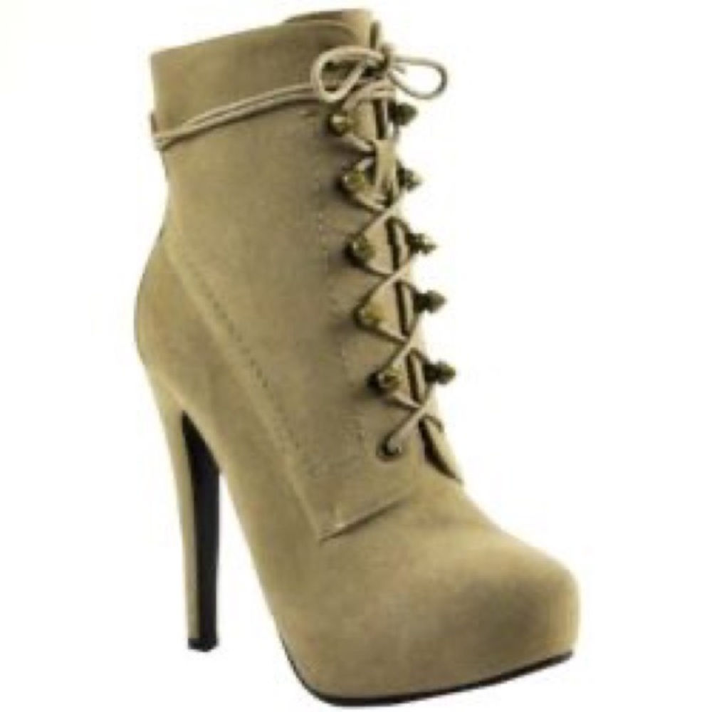 Bakers “Fugitive” tan lace up booties